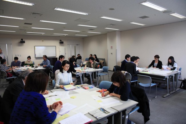 開沼博によるワークショップ「歴史年表をつくる」。受講者の記憶や思い出をもとに、可能な限り具体的な「歴史記録」として記述していった。受講者はグループに分かれ、互いに話をし、手を動かしながら自分たちが生きてきた社会を振り返る作業をすすめた