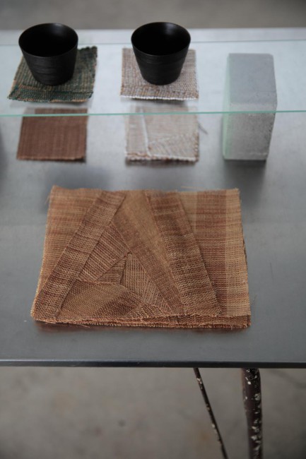 シナ縄のキッチンマットとシナの外皮を剥がした後の木材で作った漆塗りのコップ
