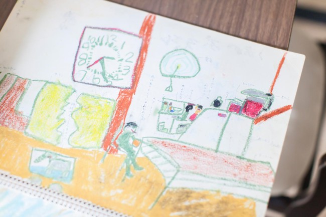 （上）伊達さんが幼少のころに住んでいた家で行った「阪大宿舎　おみおくりプロジェクト」展で、当時描いた忍者屋敷の図を展示。かなりのリアルさ！（中）手裏剣を操る忍者少年だった（下２点）子どものころのスケッチブック。毎日のように絵を描く子どもだった。伊達少年の絵の腕前はかなりのもので、遠近法は５歳で発現した