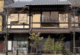 北村さんが運営する宿「あずきや」。二軒続きで、向かって左側の別館「セム」は一軒丸ごと貸し切れる