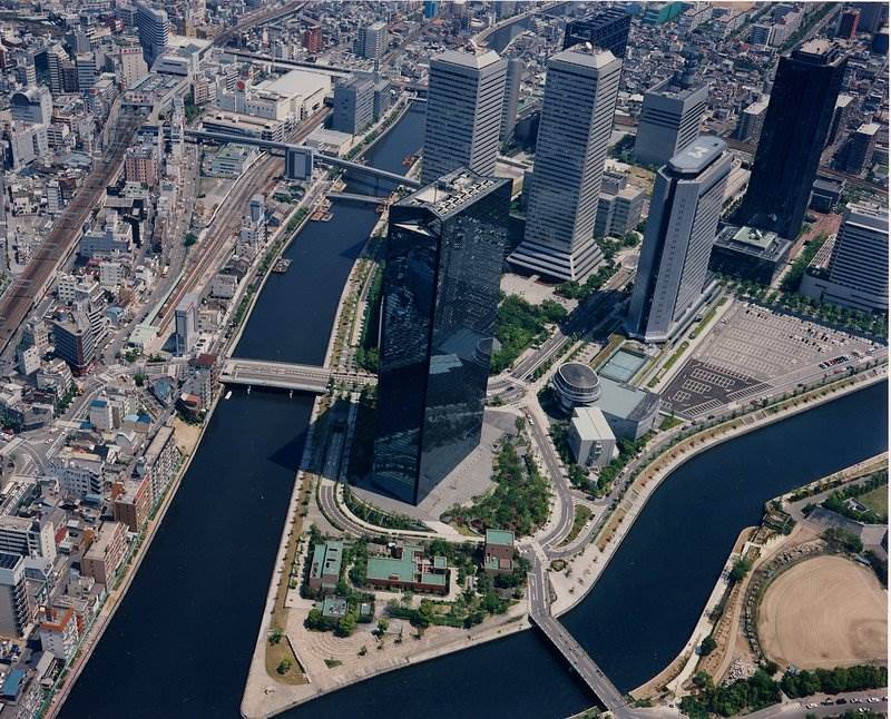 井口さんが関わった都市、大阪ビジネスパーク（OBP）。並び立つ超高層ビルの周囲にはオープンスペースが広がる。