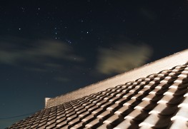 瓦屋根とオリオン座。屋根の上に積んであるのがのし瓦、手前のS字型が桟瓦。
photo by 上田謙太郎
