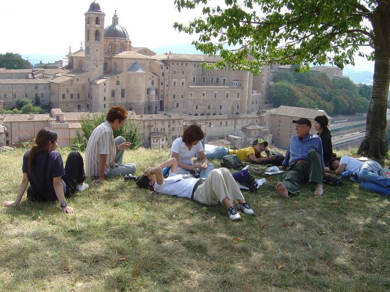 イタリアにて、指導する生徒たちとくつろぐ井口さん。京都造形芸術大学の「井口ゼミ」は、毎年イタリアに行き、都市デザインを学んだ。