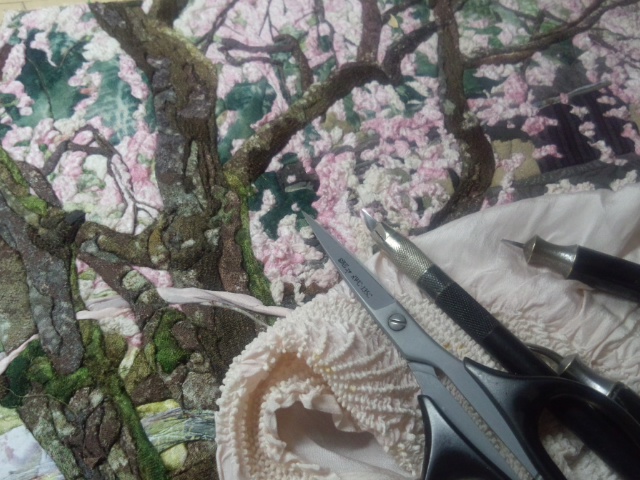絹彩画に欠かせない道具。絞り生地を使い、桜の花を表現。