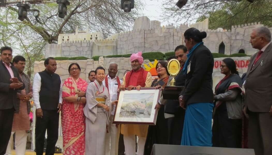 招聘を受け参加したインドの祭典にて、最高賞を受賞した。