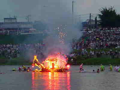 燃えさかる舟。飾りに龍の頭を付けるのが盛岡の舟の特徴です。