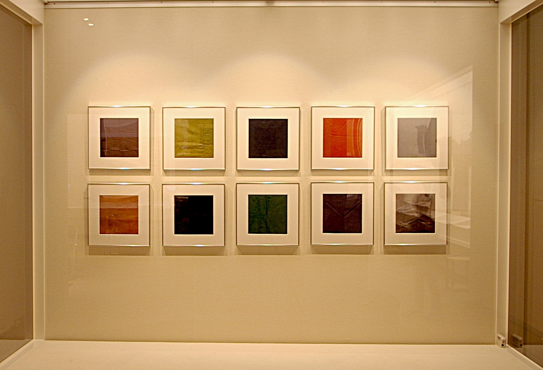 「ひきだす」と題した活動展示収蔵品展（2010年）で「はぎれ」の試験的な展示を行う。生活文化史の資料である「はぎれ」を色彩に着目した試み。