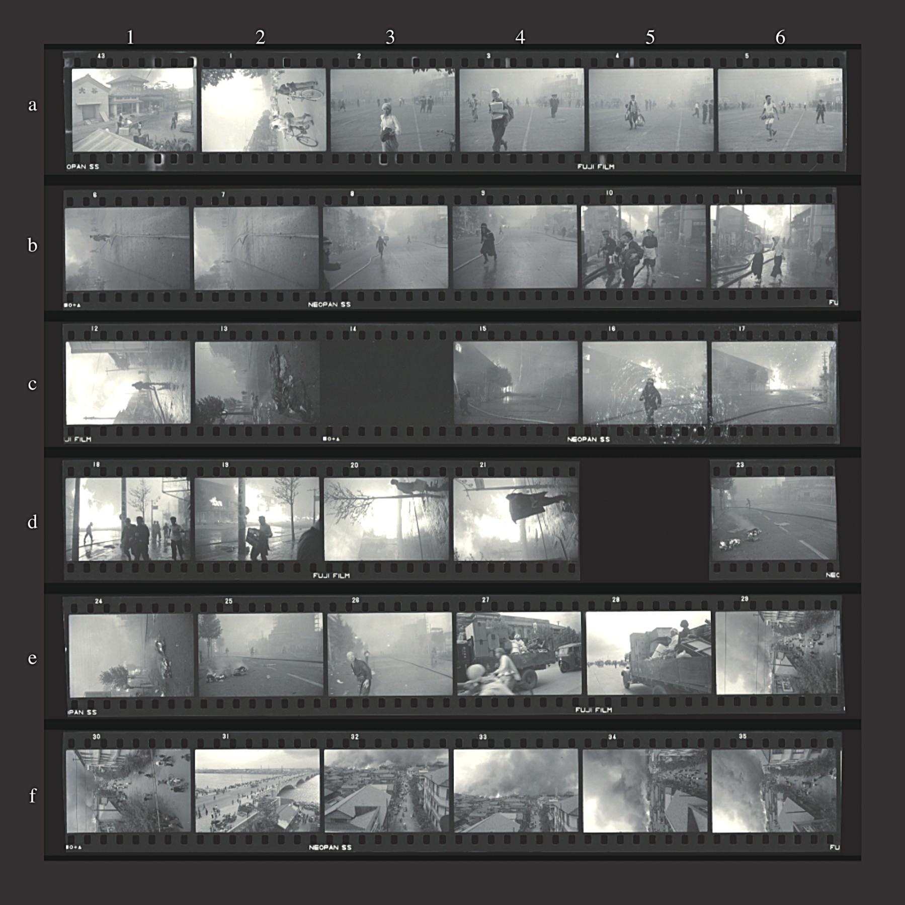 「小林新一展」より、1955年の新潟大火を取材した時のフィルムロール。発表用にプリントされたのは１カットだけだが、コマの行間にさまざまな情報が読み取れる。