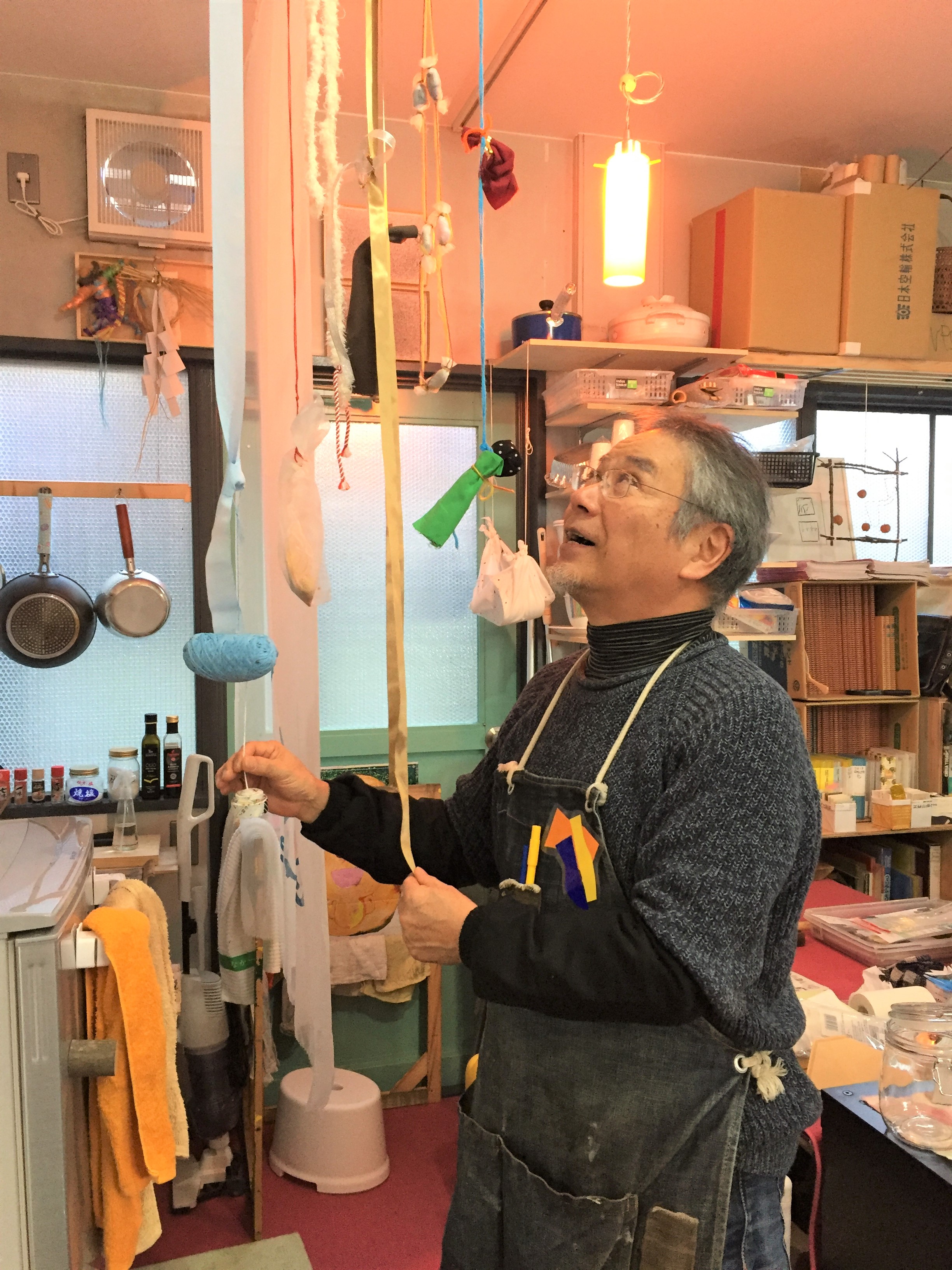 キャプション：京都にある水野さんのアトリエ「み塾」。子どもや高齢者と一緒につくった作品が所狭しと展示してある。