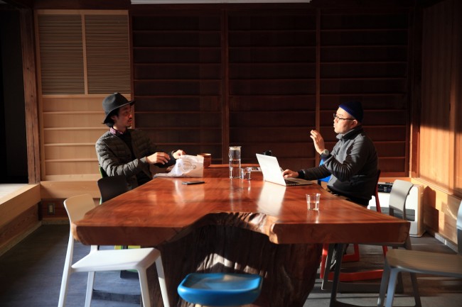 お年寄りから若い世代まで、多くのひとを惹きつける福野さん / ミーティングテーブルをはさんで、坂本さん（右）と菅野さん（左）