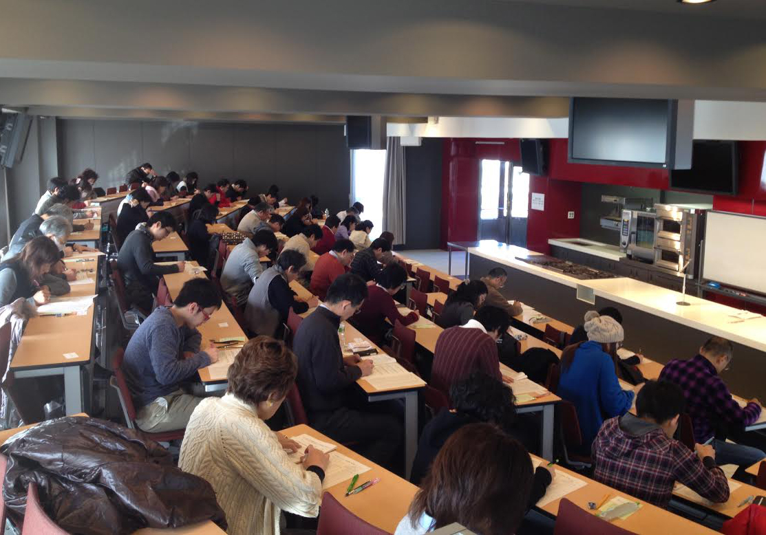 京都フードマイスター検定の試験会場の様子。さまざまな世代の受験者が答案に向かう。