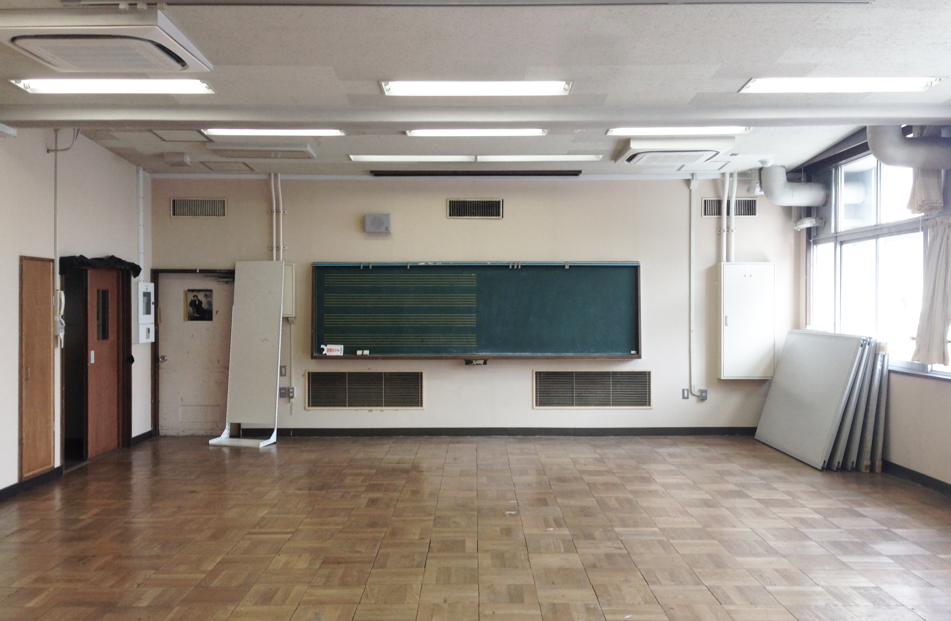 studio mufufuの事務所は大田区の廃校になった小学校のなかに。元音楽室だそう。