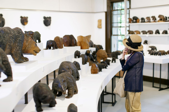 資料館では「北海道の三至宝」の1つとして、木彫り熊の展示が充実していた。お土産物として有名な木彫り熊の歴史は意外と浅く、大正時代にスイスの民芸品を元に、農民の冬の副業して始まったそうだ