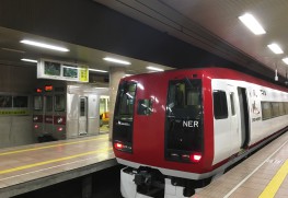 右手前が長野駅に停車中の湯田中行き特急・スノーモンキー。N'EX（Narita Express）ではなくNER（Nagano Electric Railway）の表記あり。左奥が各駅停車・信州中野行きの元東急の車両。