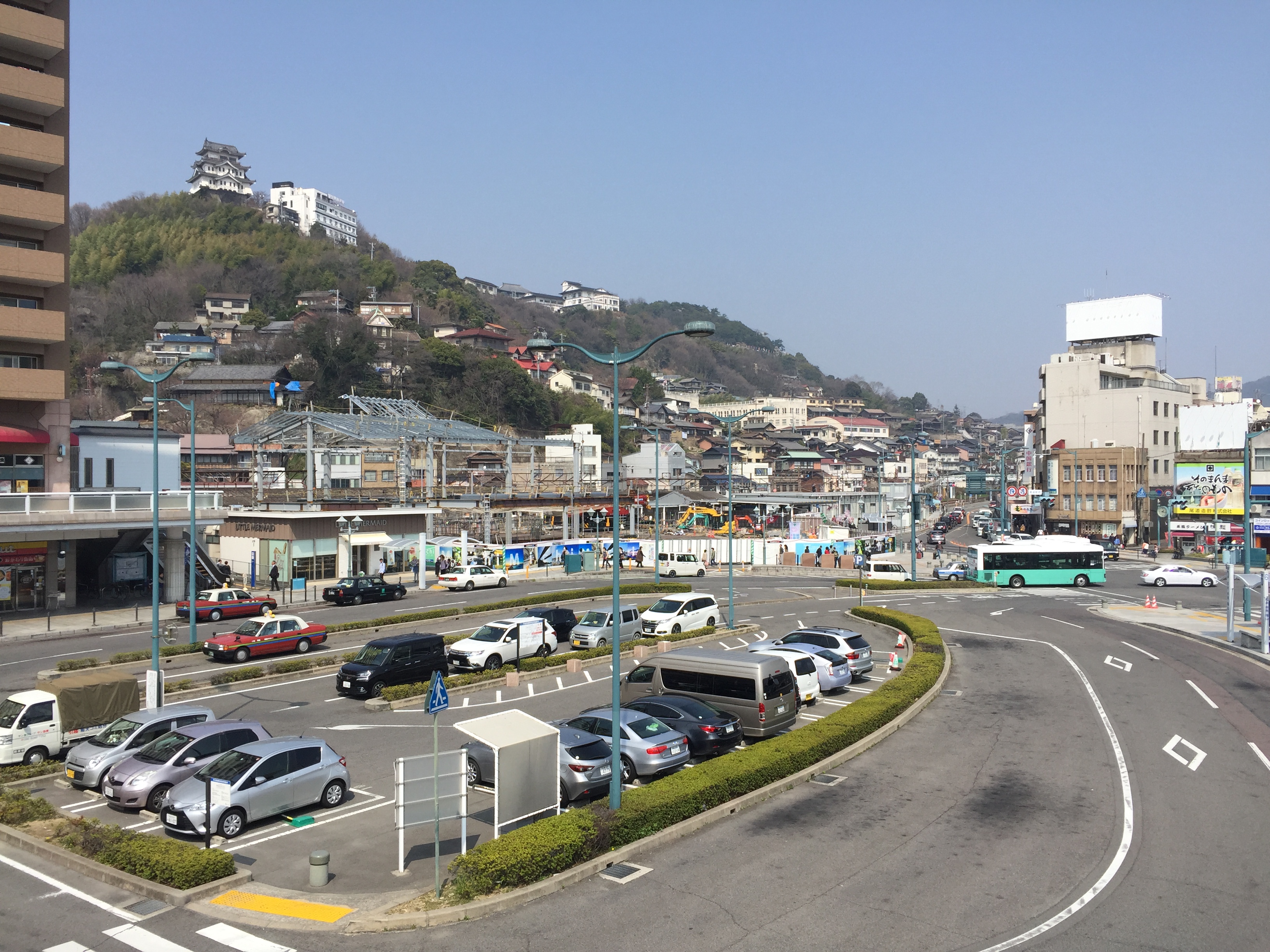 建設中のJR尾道駅と「尾道城」。