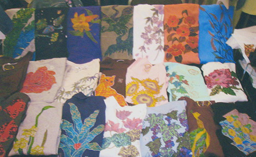 伝統技法で染色したTシャツ群。2013年10月吉祥寺東急インホテルで開催した展示会にて
