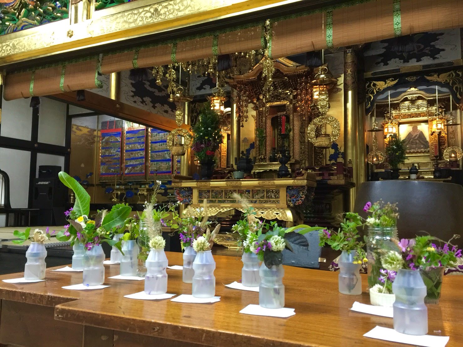 明信寺に来た学童保育の子どもたちは、那須さんたちと外で摘んだ花を生けて仏前に供えることも