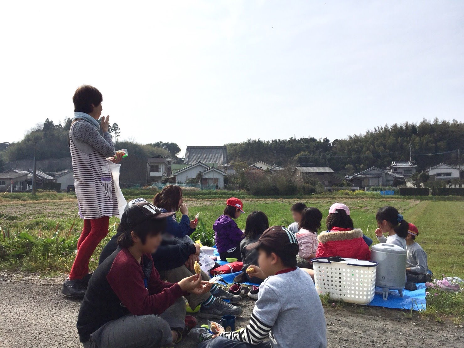 明信寺に来た学童保育の子どもたちは寺の中で遊んだり、外でピクニックをしたり、さまざまなことをして過ごす。そのようすを那須さんを中心とした大人が見守る
