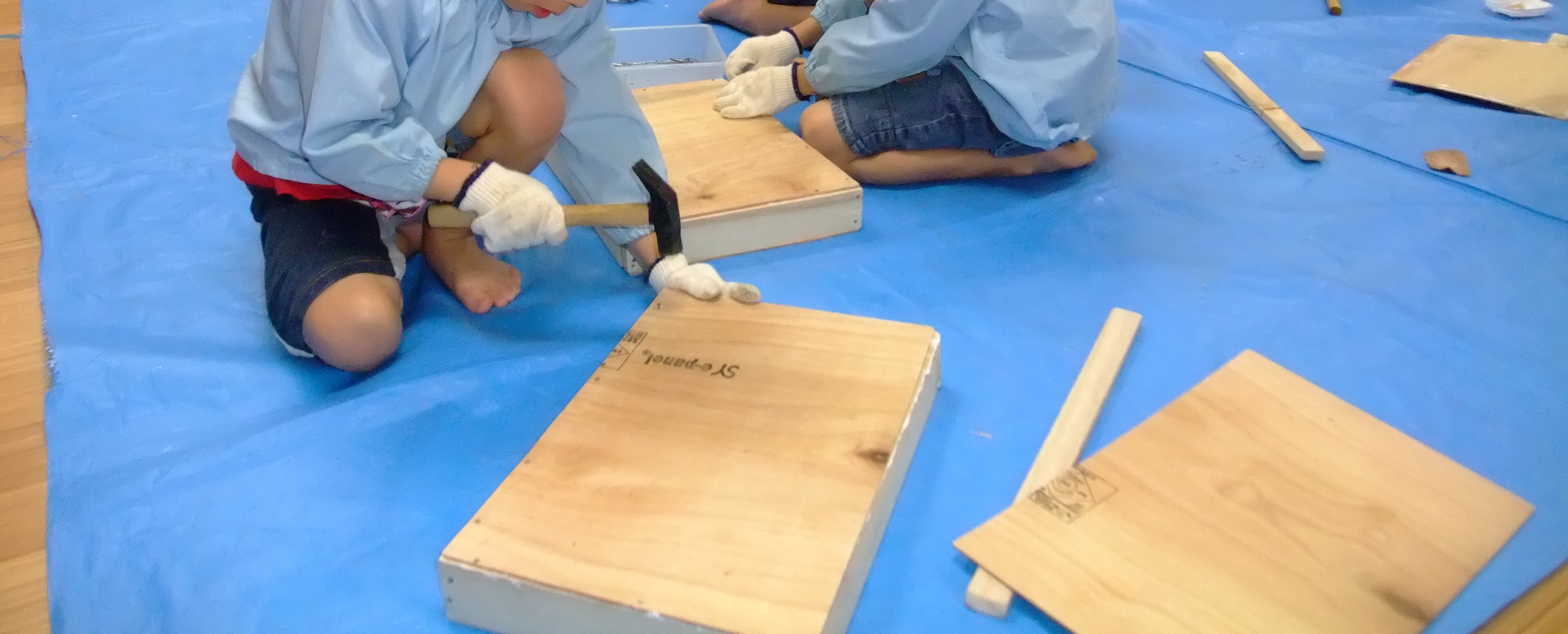 子どもたち自ら木材を切り、釘を打って楽器をつくる