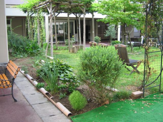 何もなかった庭に、多くの植物が植えられた。もらってきた竹で作った花壇枠