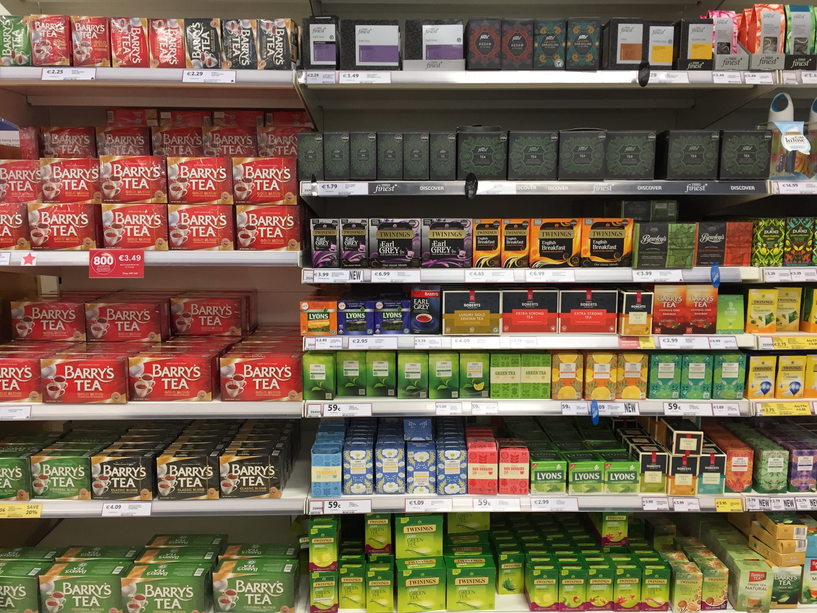 スーパーではたくさんのお茶が売られています