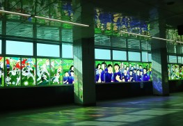 埼玉スタジアムの最寄り駅を飾る「キャプテン翼」のステンドグラス