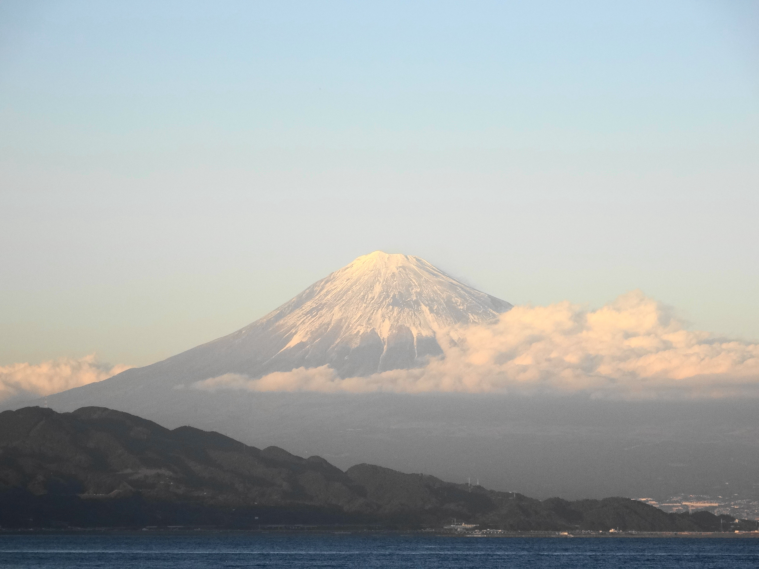夕暮れの富士山と駿河湾