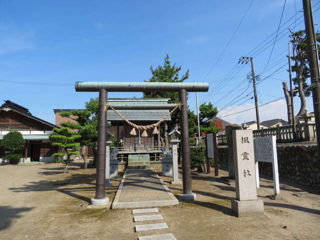 射水市の放生津八幡宮境内にある祖霊社。毎年8月25日に同宮を創建したとされる大伴家持をしのび、祖霊社祭が行われます