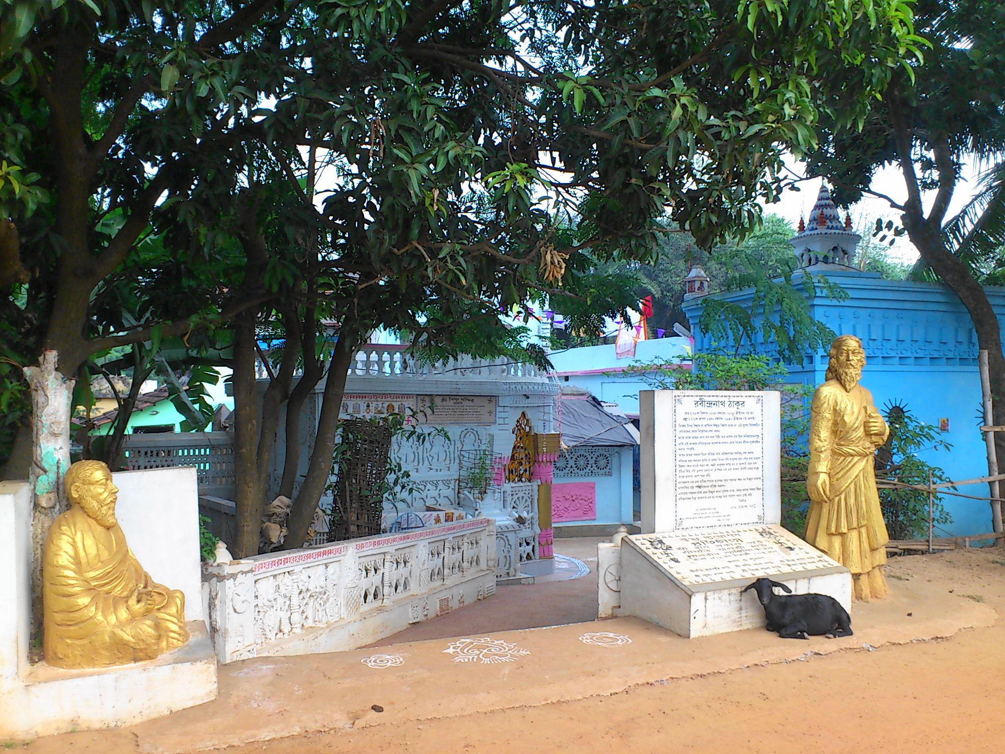 村のヒンディ寺院。右がタゴール像