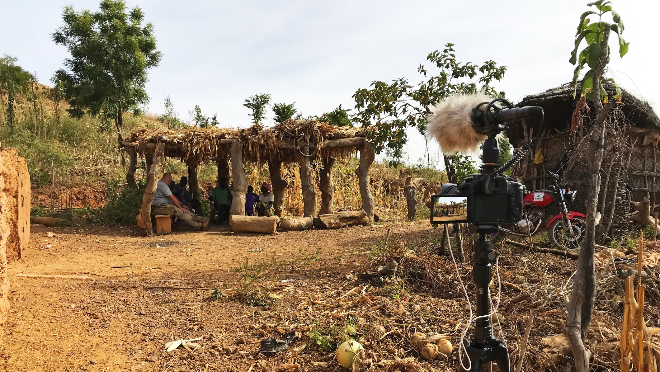 西アフリカ・ブルキナファソで人類学者・清水貴夫の調査風景を撮影している様子 撮影：澤崎賢一
