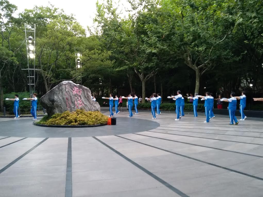 徐家匯公園にて、揃いのユニフォームで隊列を組む「広場舞」の様子