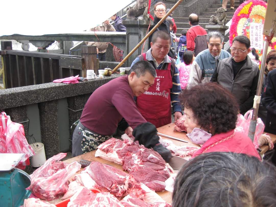 祭祀後、売られる豚肉と買い求める人々（2014年撮影）
