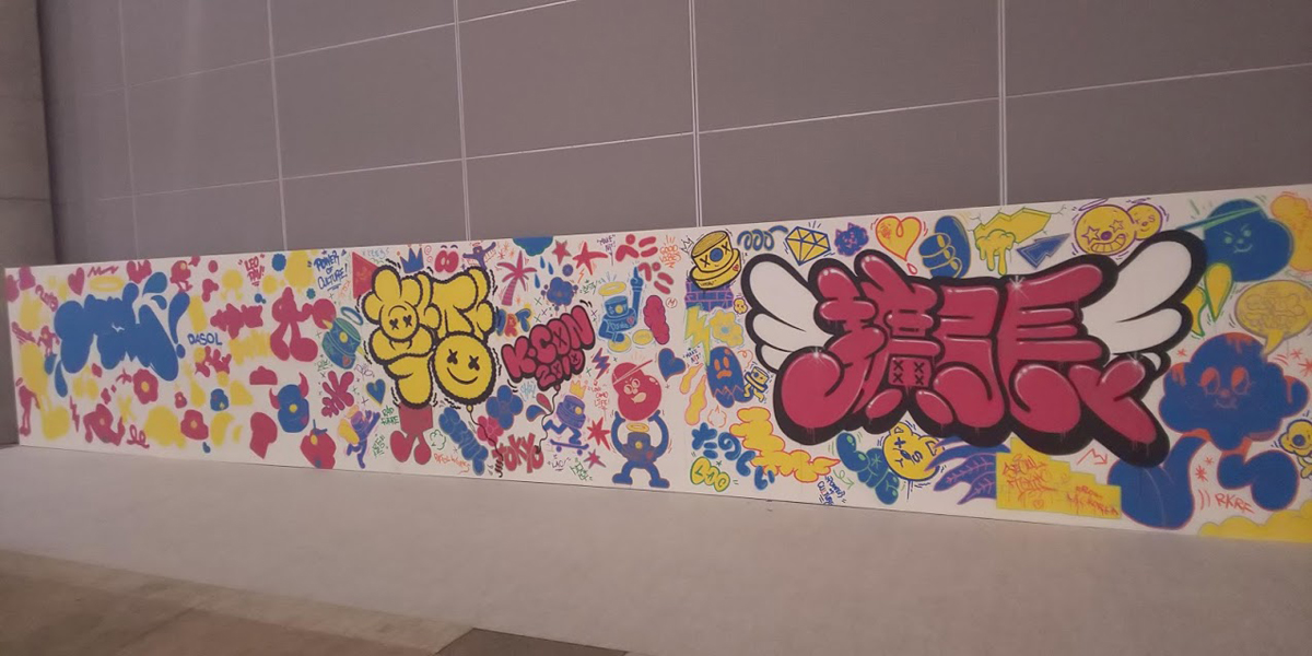 K-CON では12メートルのグラフティウォールのスペースを依頼され、LEODAV氏のグラフィティチームを韓国から招聘し、3日間かけてのライブペインティングも行った。ブースの壁にはLEODAV氏のソウルにあるアトリエの実際の壁のデザインを実寸で再現（2019.5/K-CON 2019 JAPAN、幕張メッセ）