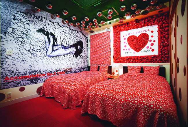 Hotel Horizontalのテーマは「最も深い夢（The deepest dream」。草間彌生 × 宝荘ホテル ©︎YAYOI KUSAMA/Dogo Onsenart 2014 & HOTEL HORIZONTAL, All Rights Reserved