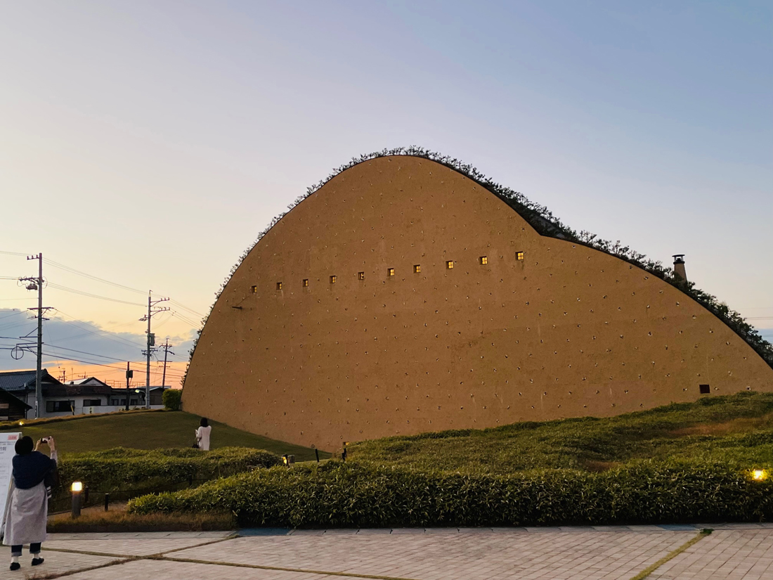 モザイクミュージアムの夕景。山のように見える建物は、タイルの原料となる陶土の採土場が表現されている。
