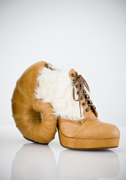 《Aries（おひつじ座）》2007 串野さんが初めて手がけた、おひつじ座をテーマにした靴。羊毛と牛革のコンビネーション