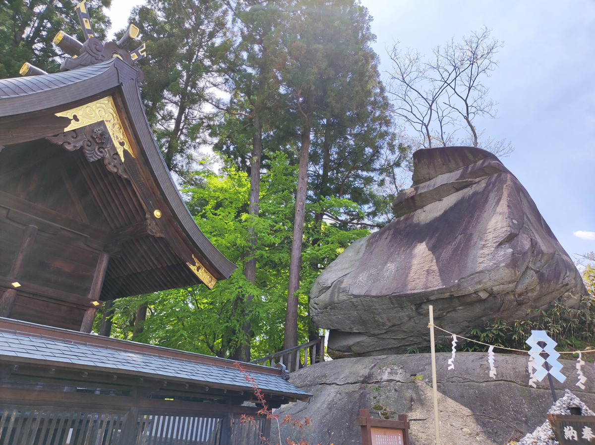 烏帽子岩。神社の屋根と比べてもその大きさがわかります
