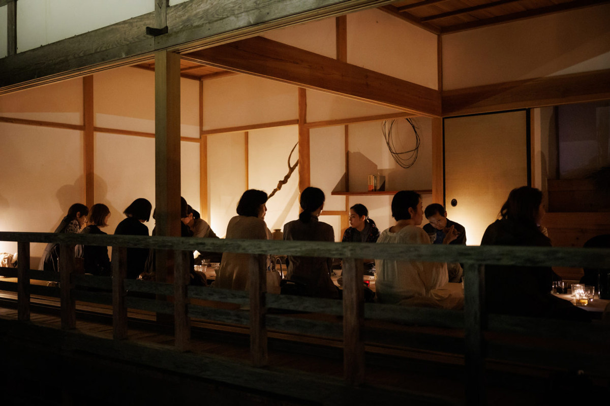 2022/10/01 音欒 -OTOMARU- vol.1 奈良県宇陀の劒主神社にて開催。音楽家・内田輝氏によって、宇陀の自然の中で繊細な音が奏でられた。夜には神殿の隣にある建物で、この日の「聴く」体験について語りながら食事を囲む