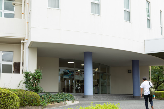 東明館中学校・高等学校は佐賀県の東部にある。福岡市からは車で１時間半ほどの距離だ