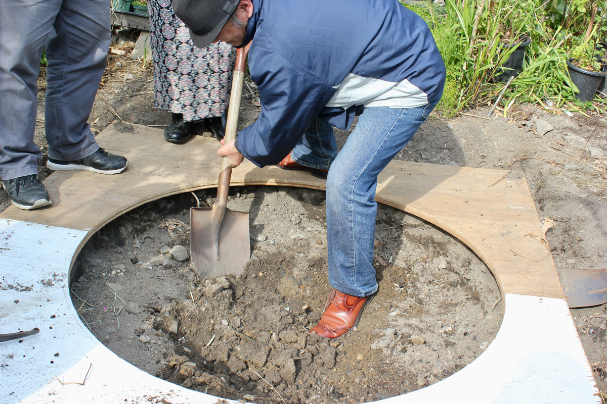 2019年の釜芸講座の井戸掘り。釜ヶ崎の労働者のおじさんたちが腕をふるった