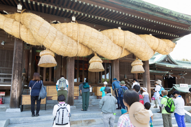 宮地山と玄界灘を結ぶ眺め / 宮地嶽神社の大注連縄は日本一の大きさ