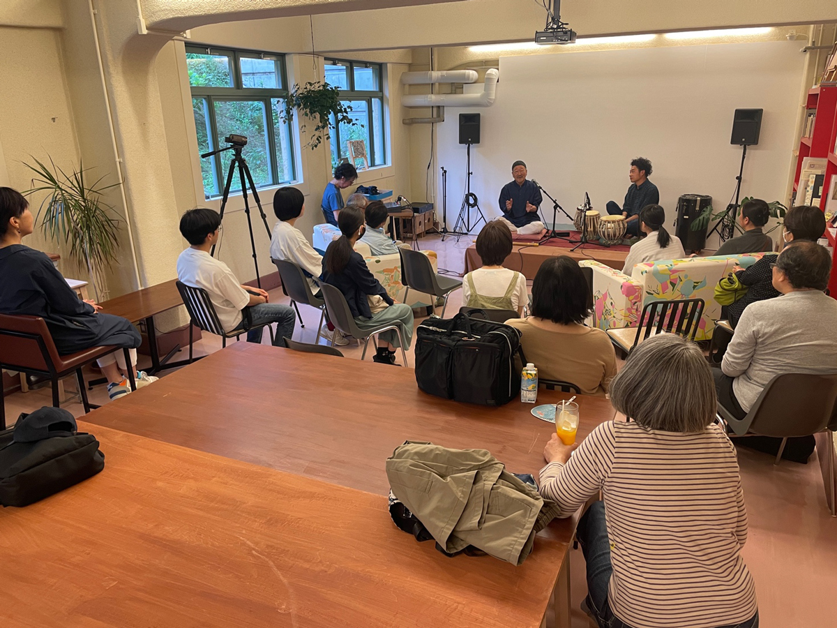 KOBE STUDIO Y3が入る神戸市立海外移住と文化の交流センターの１階にはC.A.P.が運営するsumicoというカフェスペースがある。お茶を飲みながらC.A.P.のアーティストたちが残した本を読めたり、ライブやトークイベントのスペースとしての利用も可能