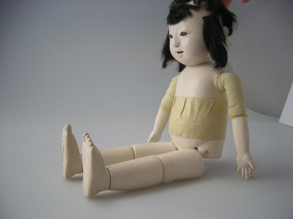 裸人形。三つ折れ。衣を着せるための裸形の体躯