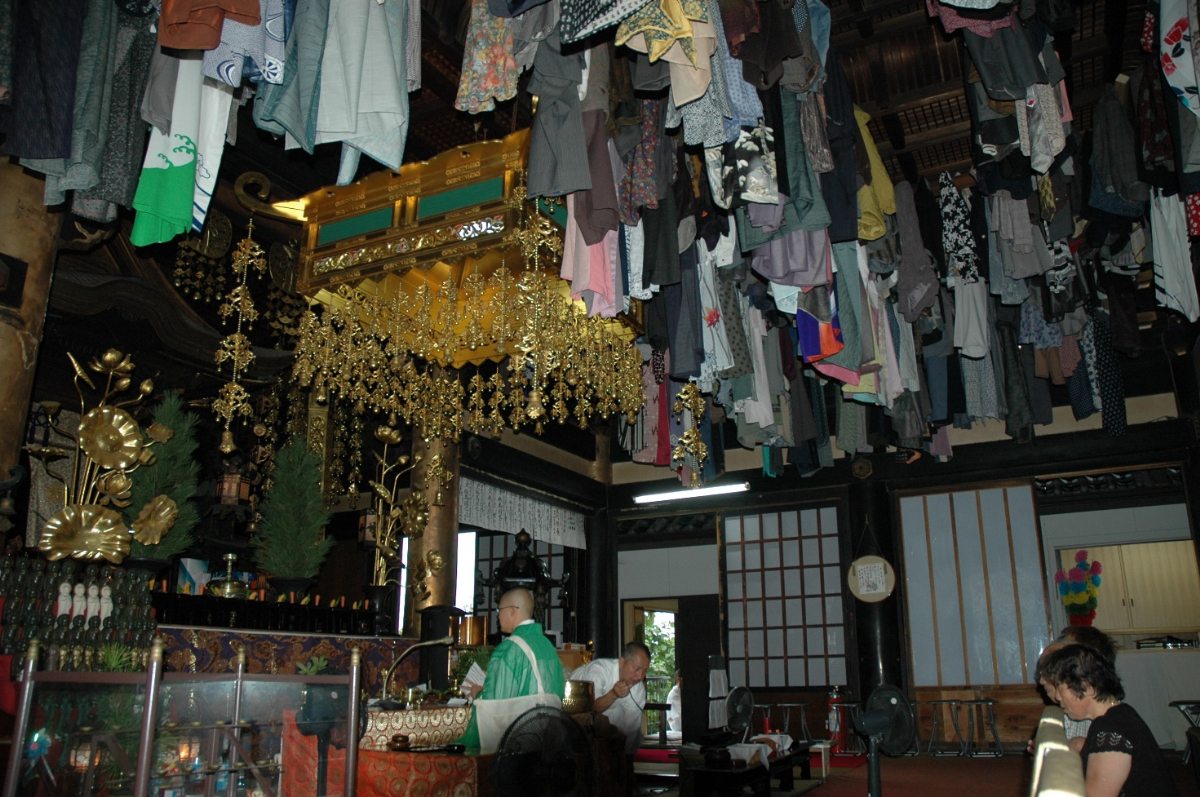 朝田寺の道明け供養。死者の衣が天井に吊されている