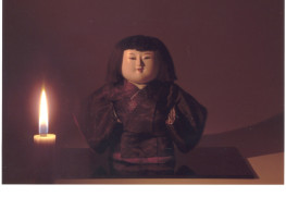 人形「立児」
十二世面屋庄次郎作
-
塗り重ねられた胡粉による照りが蝋燭の灯りに浮かぶ
