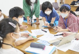 こどもローカルマガジン COLOMAGA project（コロマガプロジェクト）
長野県安曇野市『AZUMO』制作の様子
Photo: Shunsuke Kawatani