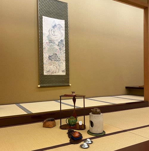 文人の茶会（文会）イメージ。 池大雅の山水図（個人蔵）に、茶器をしつらえる