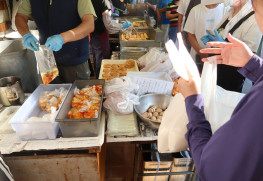 豆乳や揚げたての油条などが飛ぶように売れていきます