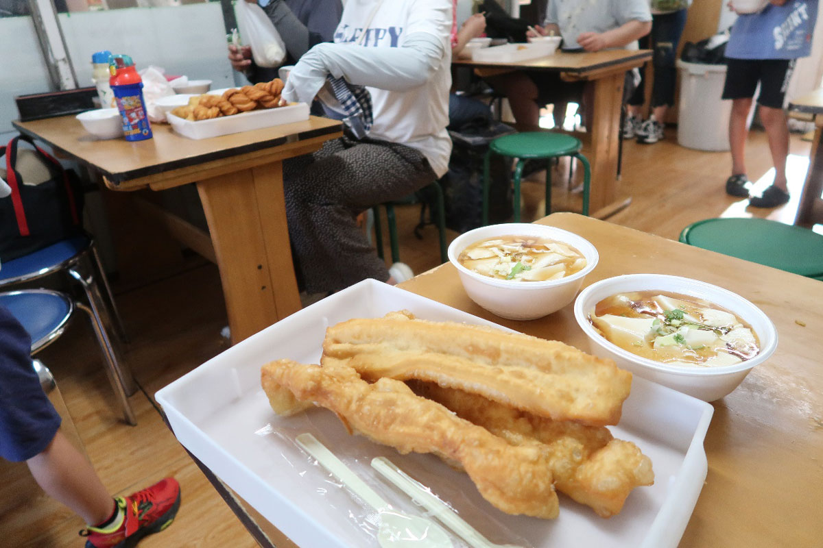 揚げたての油条と豆腐脳などは、イートインコーナーで食べることもできます。日曜日の朝食はこれで決まりです。写真は油条３本と豆腐脳２杯です