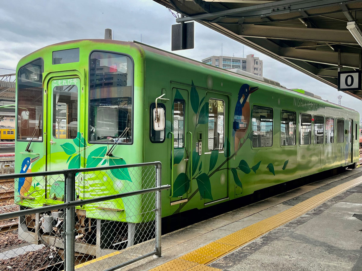 岩国駅０番ホームに停車する錦川清流線「こもれび号」